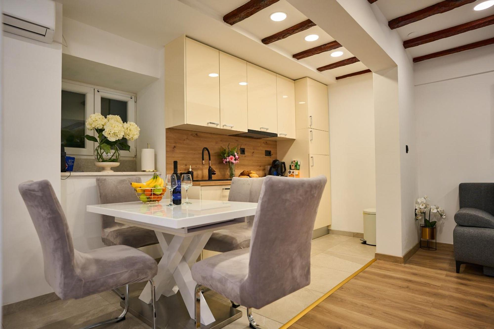 Bernard Deluxe Renovated Peaceful Old Town Gem Apartment Сплит Екстериор снимка